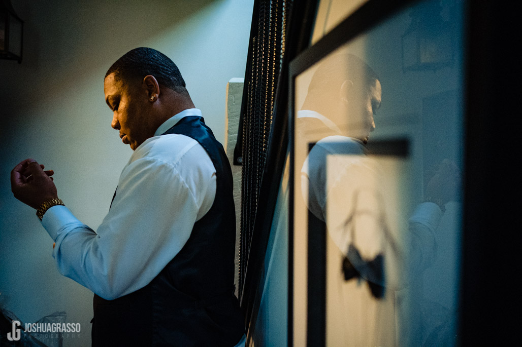 Groomsmen get ready at the tate hosue cottage for tate house wedding